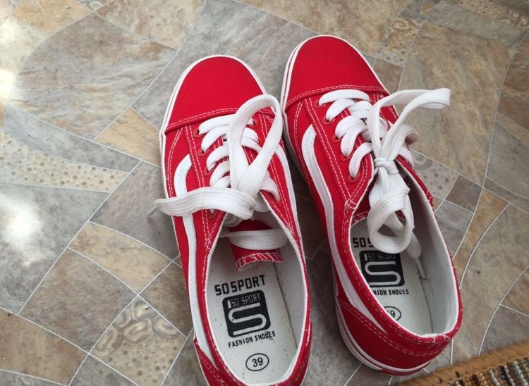 Красные кеды