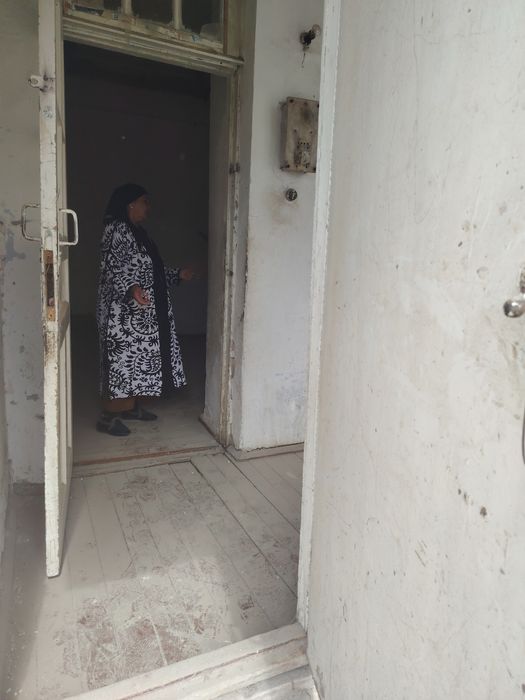 Opshiy dvor lekin adelni qilingan darvozasi bor adelni