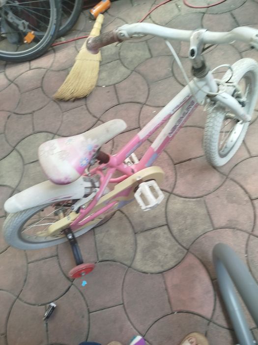 Vând bicicleta roz stare buna