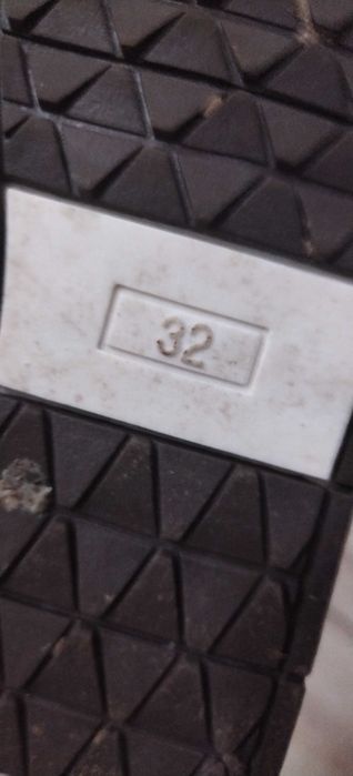 Продавам детски обувки- три чифта