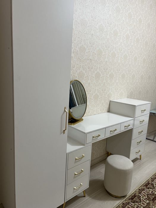 Продам туалетный столик.