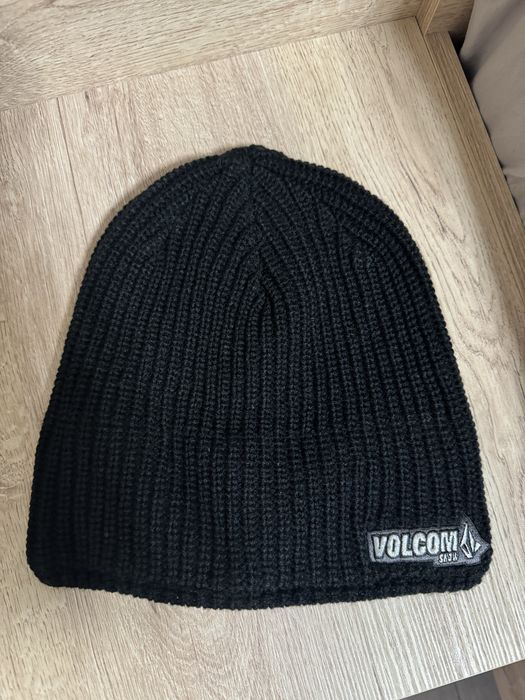 Комплект и шапки новые