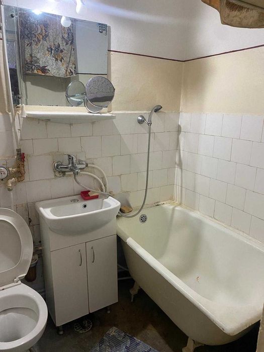 Vând apartament cu 3 camere, etaj 3, pret negociabil