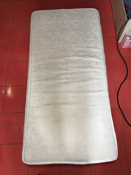 Продается матрас в нормальном состаЯние