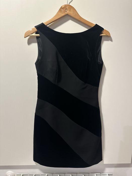 Елегантна къса черна рокля на Карен Милън