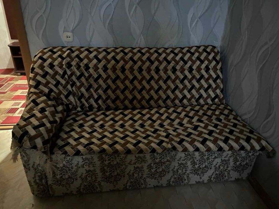 Продам диван угловой б/у