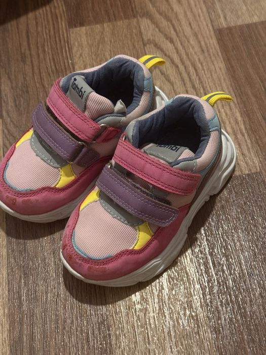 Отдам бесплатно кросовки и сандалики 23 размера