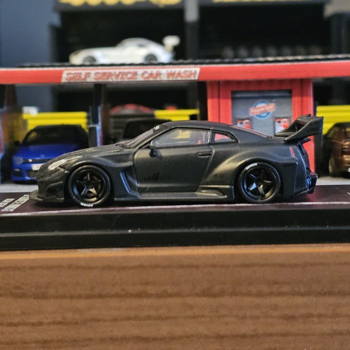 Inno 1:64 Black Carbon GTR R35 LBWK macheta auto premium limitata