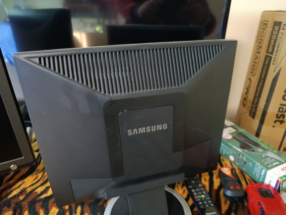 Монитори  3 бр. samsung и acer