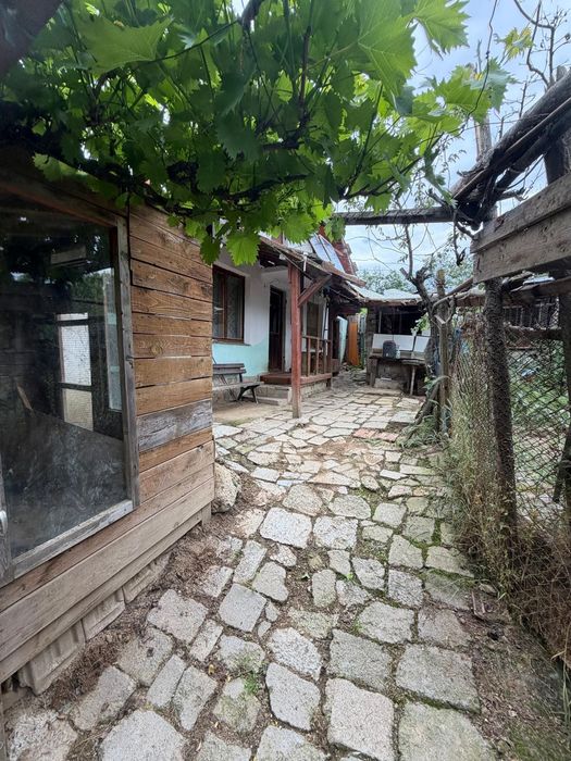 Къща в Казанлък зад Художествената Гимназия с 802 кв.м. Двор
