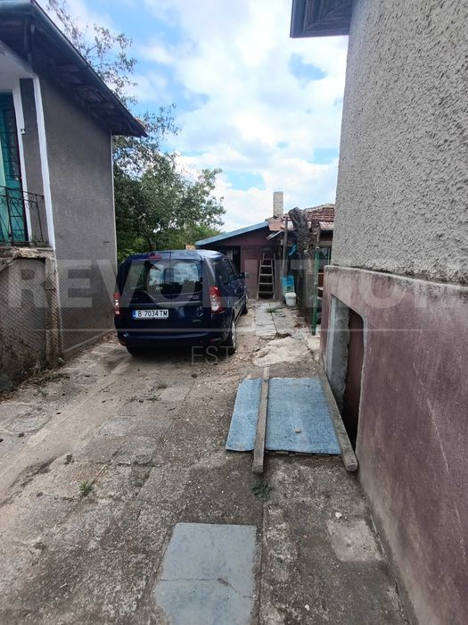 Просторна къща с голям двор и стопански постройки в с. Владимирово!