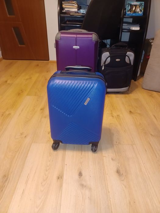 Vând troler mic folosit o singura dată ce poate fi folosit ca bagaj de mână!