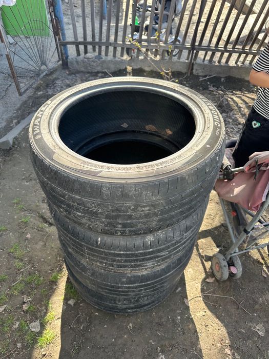 Продам резину 235/45/18