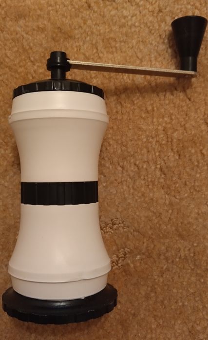 Ретро мелнички и бутилка - цигаретник от соца