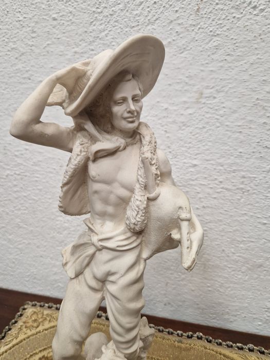 Красива фигура "Момче с овце"