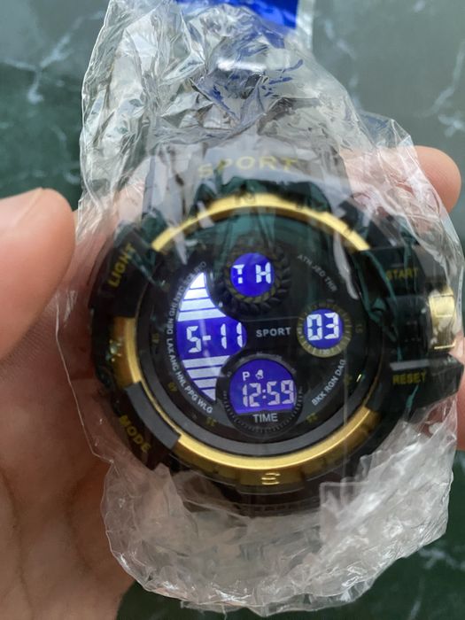 НЕРАЗОПАКОВАН мъжки часовник