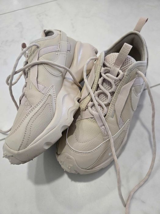 Бежови маратонки Nike