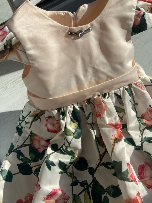 Красива, официална детска рокля за 6-7 години, има нужда от корекция