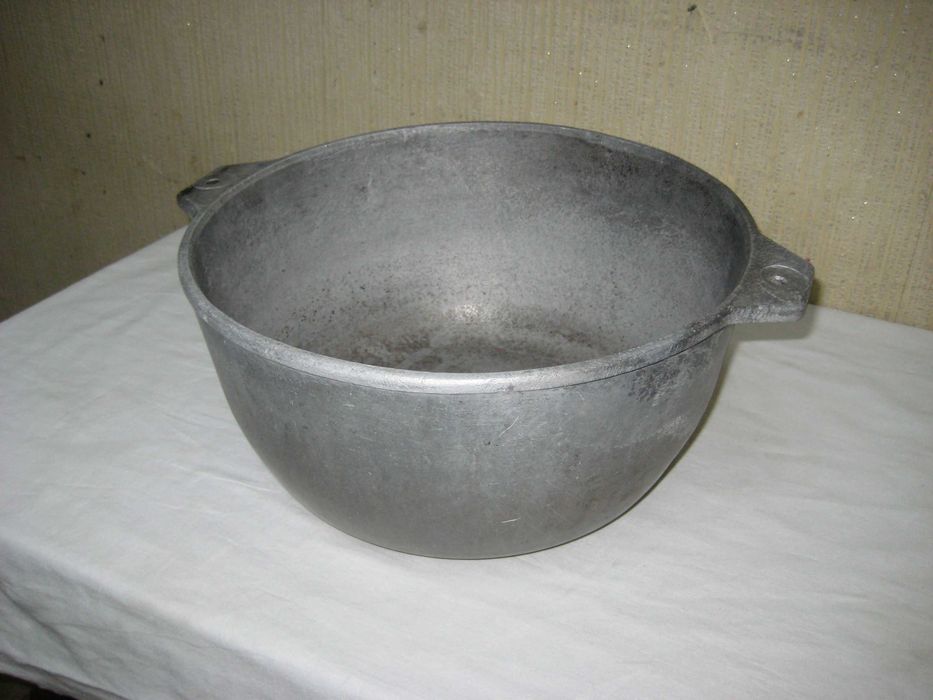 Qozon uyda ishlatiladigan alyumin qozon yahshi but butun holatda!