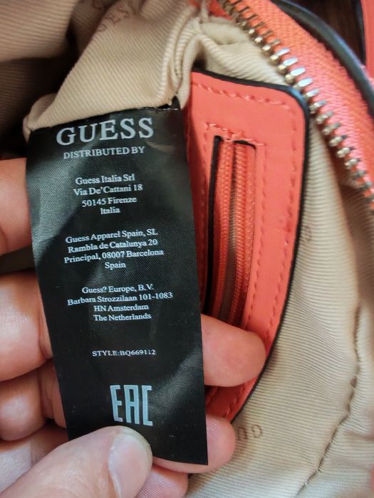 Geantă Guess crossbody roz/corai matlasată