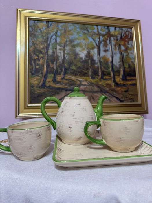 Керамичен сервиз чайник с две чашки и поднос с ръчно изрисувани цветя.