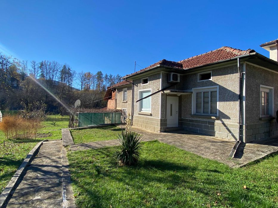 Къща с равен двор в село Поповци, Габрово