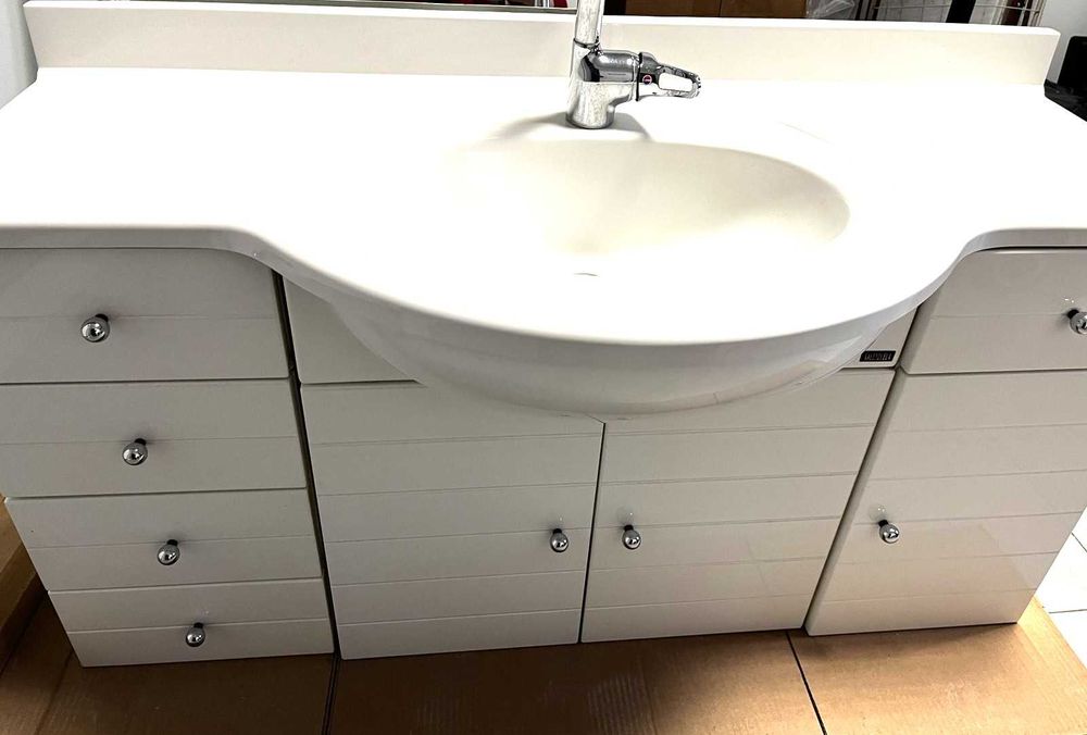 Шкаф за баня с умивалник, огледало и осветление