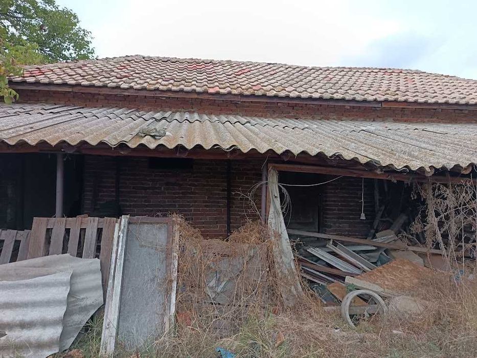 Масивна двуетажна къща в село Младиново