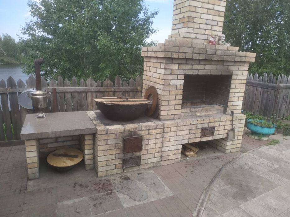 Продам дачу на берегу озера.