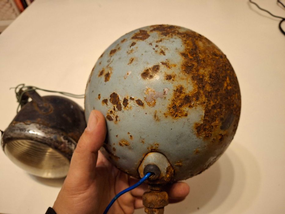 Два стари фара за ретро мотоциклет или друго превозно средство