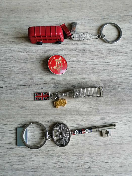 Нож, ключодържатели, броеница, сувенири