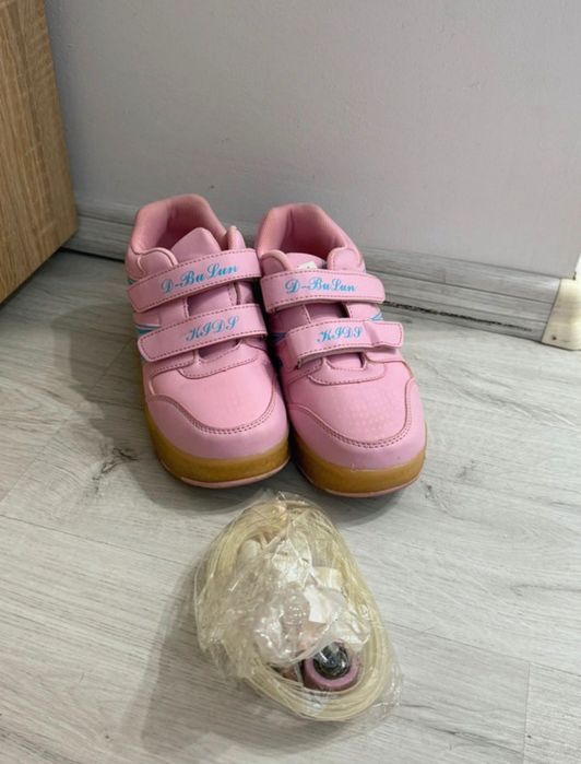 Adidași cu role și leduri