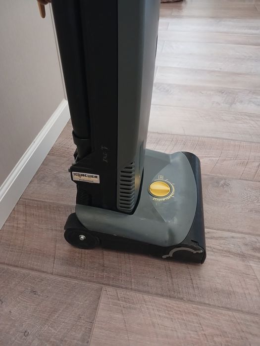 Продам профессиональный пылесос  karcher cv 30/1