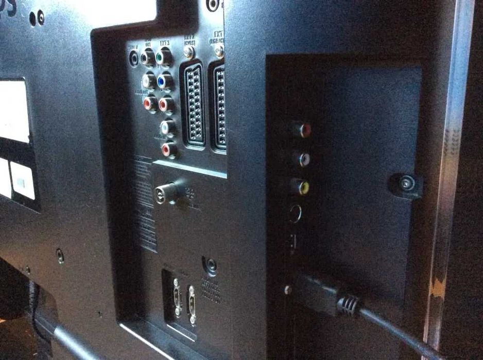 Телевизор Philips 32" HDMI 1080p + кронштейн