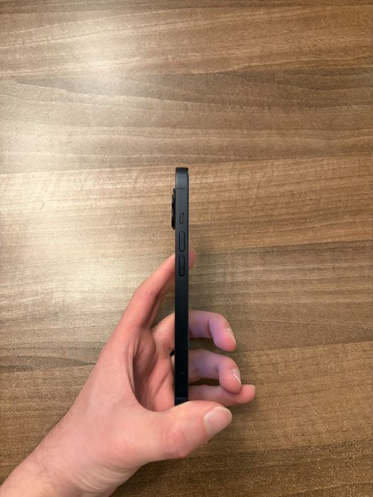 Vand iPhone 13 Midnight 128GB cu husa, accesorii si cutia originala