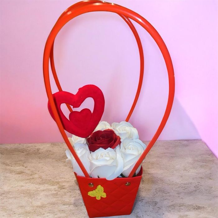 Aranjament din trandafiri de săpun, cu aromă de nucă de cocos