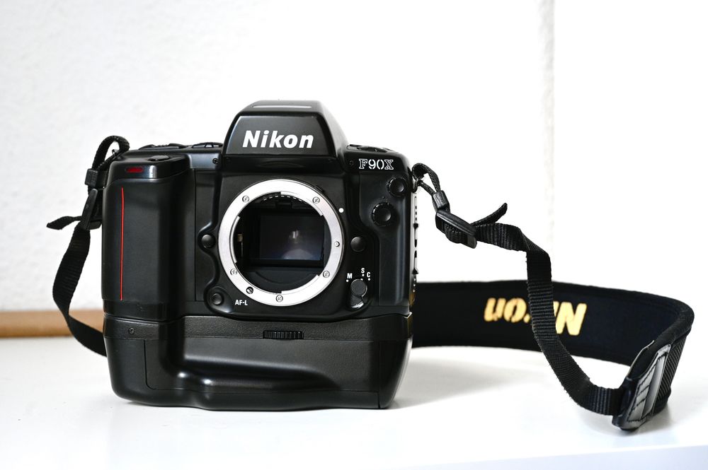 Aparat foto pe film Nikon F90X cu motor MB-10 stare perfecta