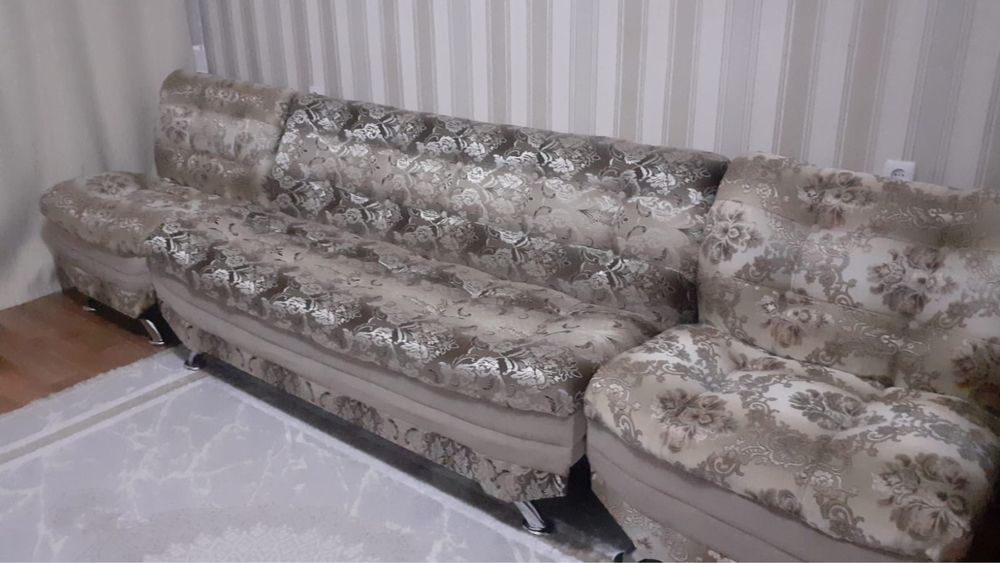 Продается диван с двумя креслами