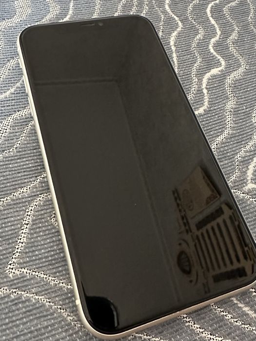 iPhone 11 64GB в хорошем состоянии
