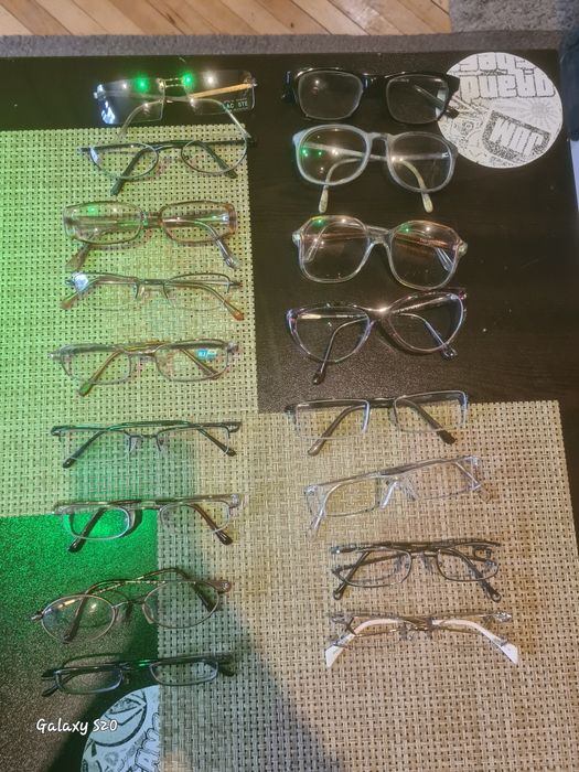 Продавам слънчеви очила.