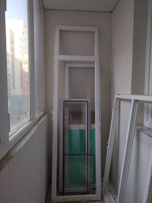 Продам пластиковую дверь бу