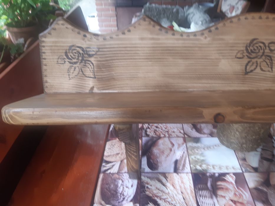 Битова етажерка с орнаменти.