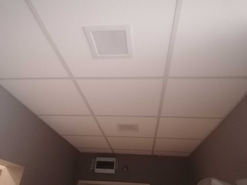 Окачени тавани за баня. Минерал фазерни плоскости 95% влагоустойчивост