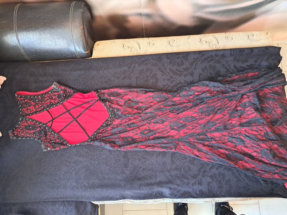 Официална рокля чарвена с камънии.