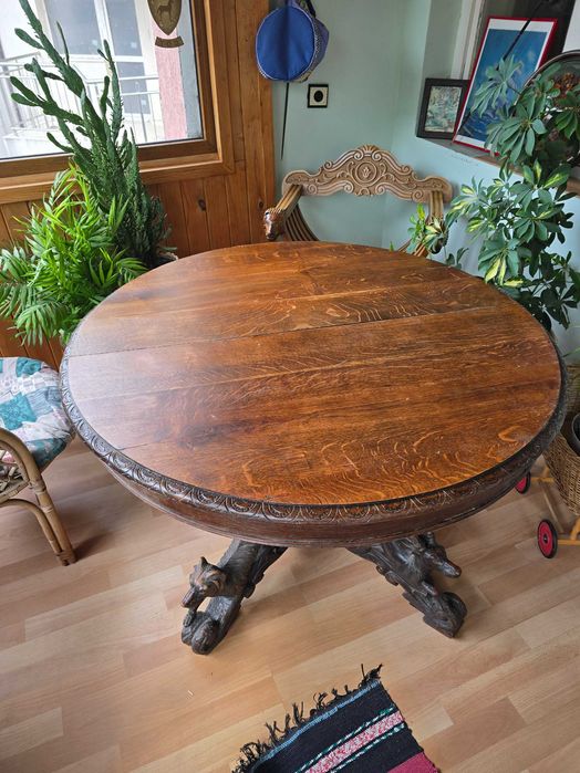 Стара холна маса с орнаменти.