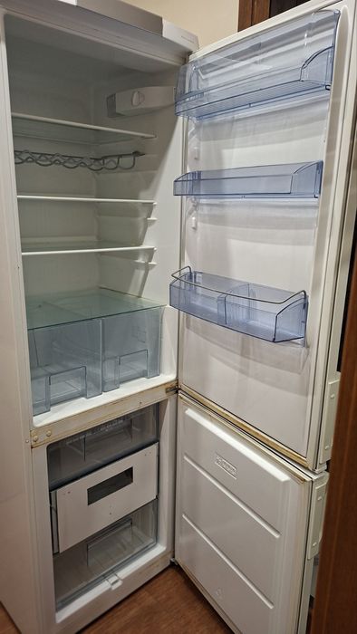 Хладилник с долен фризер AEG