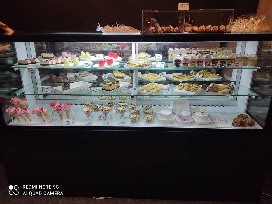 Холодилник витринного типа.