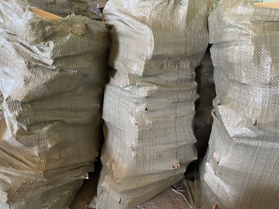 Сухие дрова в мешках.