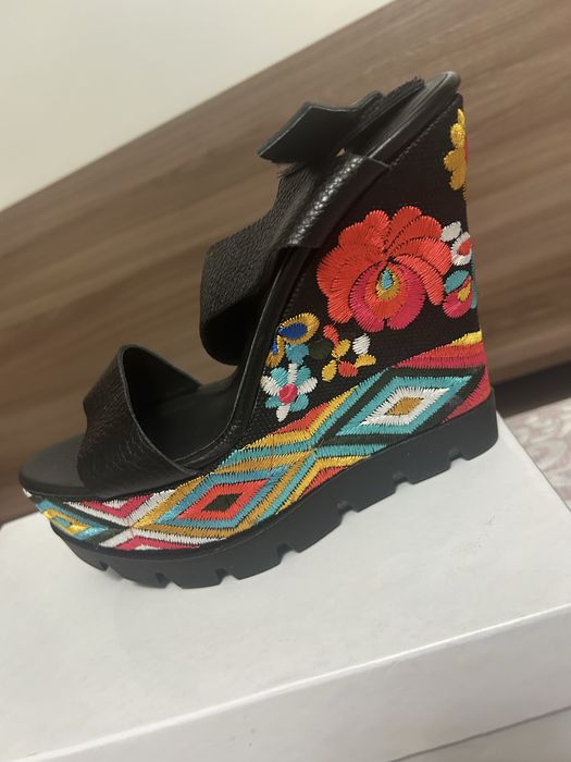 стильные босоножки для днвушек