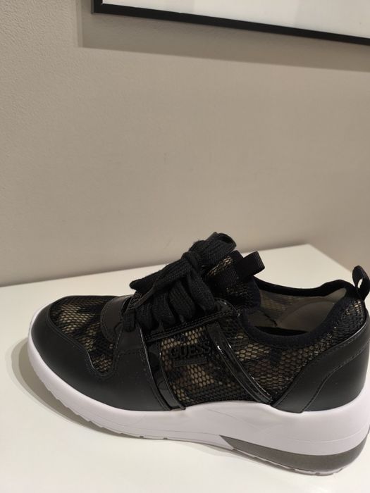 Спортни обувки Guess 37.Цена 80лв.